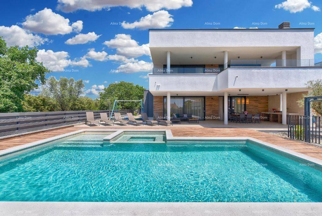 Elegante Villa mit weitläufigem Poolbereich und Sonnenliegen, ideal für Entspannung im Freien.