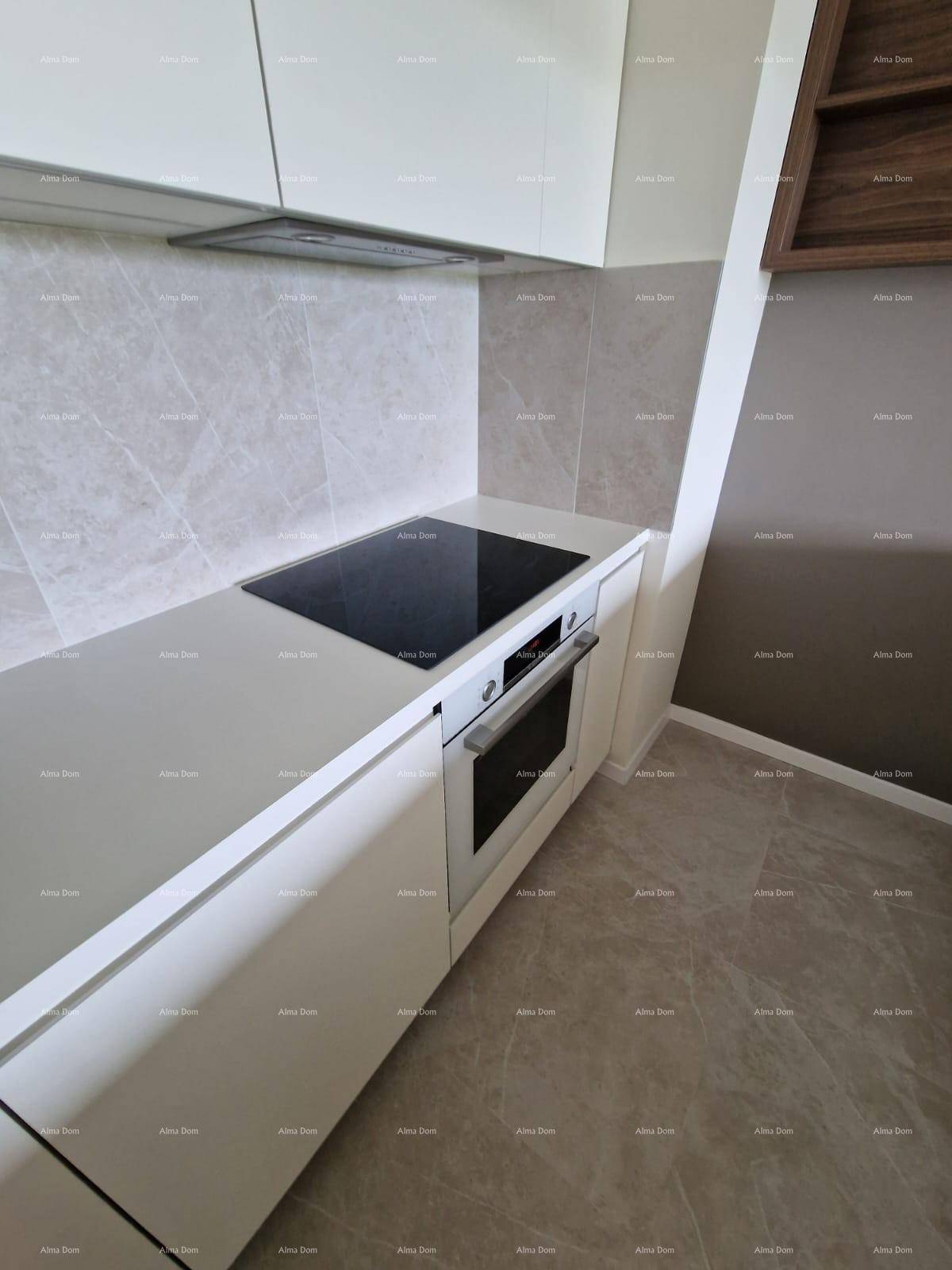 Moderne Küche mit integriertem Kochfeld und Backofen in minimalistischem Design.