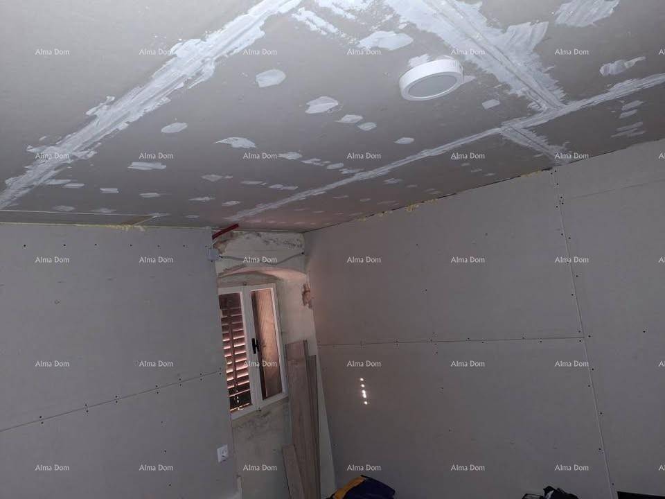Decke und Wände im Rohbau mit Spachtelarbeiten, bereit für den letzten Schliff.