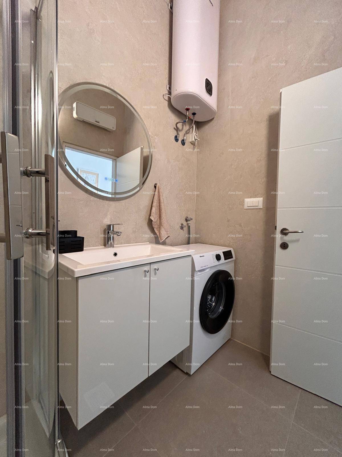 Modernes Badezimmer mit Waschbecken, Waschmaschine und Duschkabine.