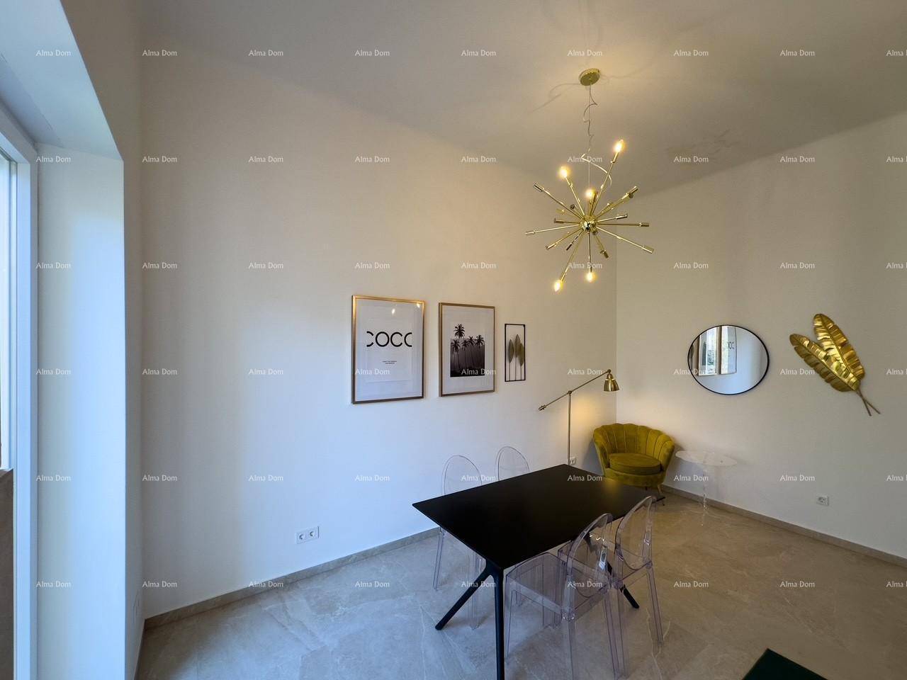 Heller Essbereich mit modernem Esstisch, transparenten Stühlen und dekorativen Elementen an der Wand.