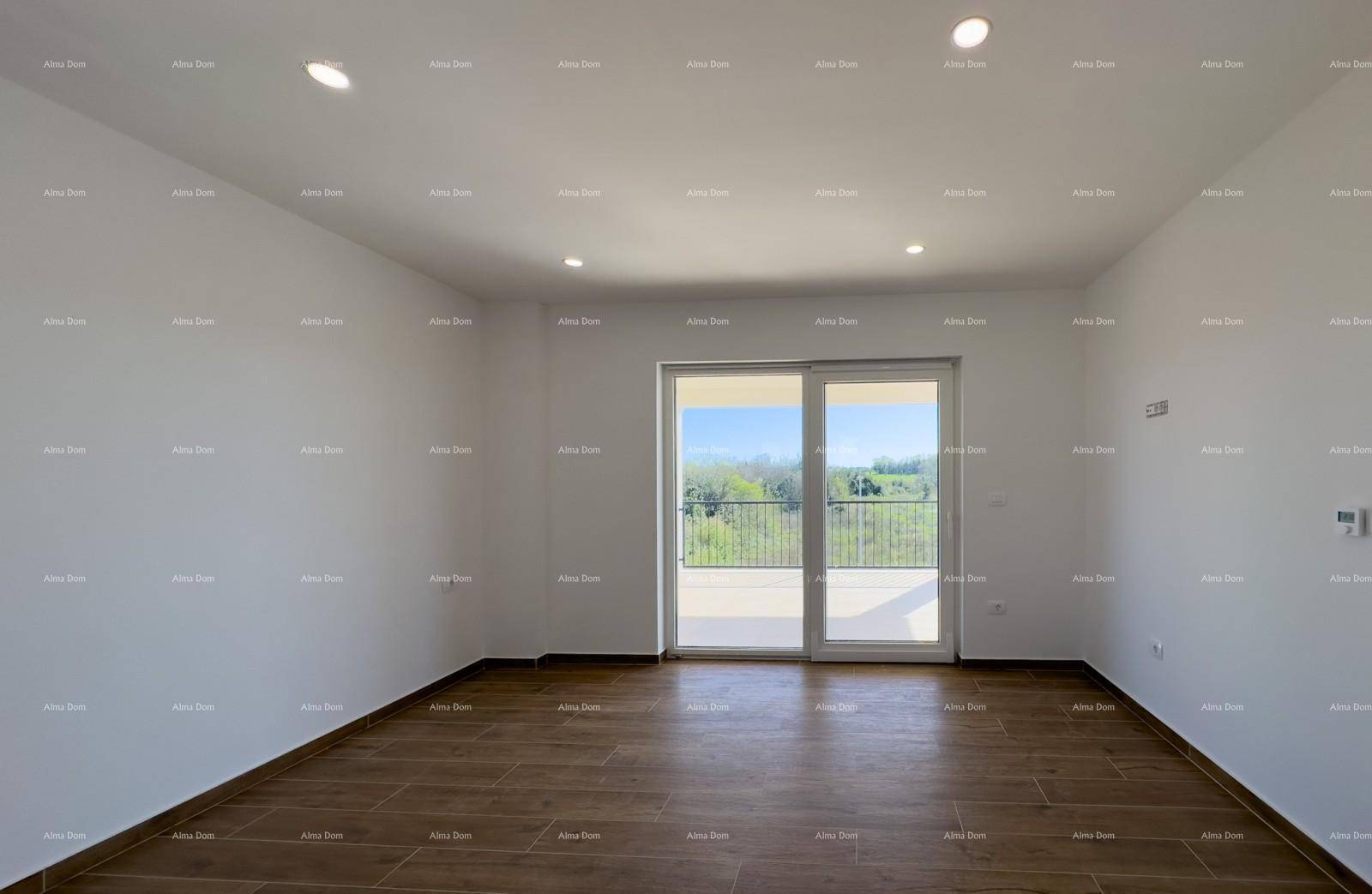Helles Wohnzimmer mit Holzfliesenboden, Einbaustrahlern und großem Balkonzugang mit Weitblick.