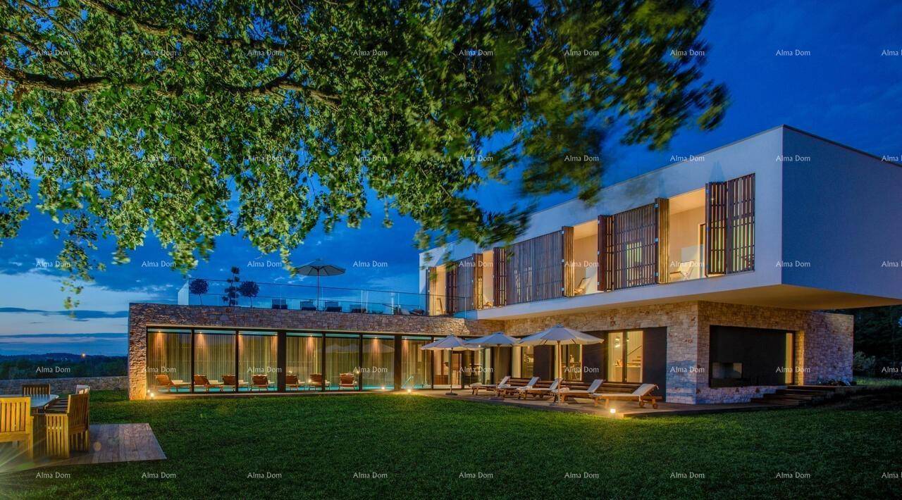 Elegante moderne Villa bei Dämmerung, mit markanter Architektur und einem großen Baum im Vordergrund.