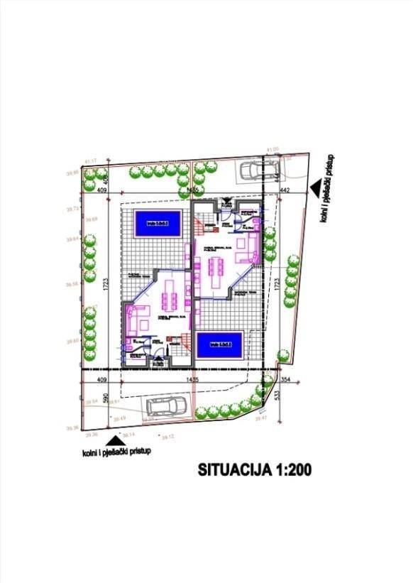 Lageplan des Grundstücks mit zwei Häusern, Pools und Zufahrten.