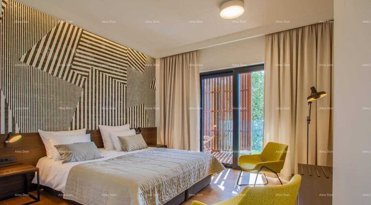 Modernes Schlafzimmer mit großem Bett, auffälliger Tapete und gelben Sesseln, mit Zugang zum Außenbereich.