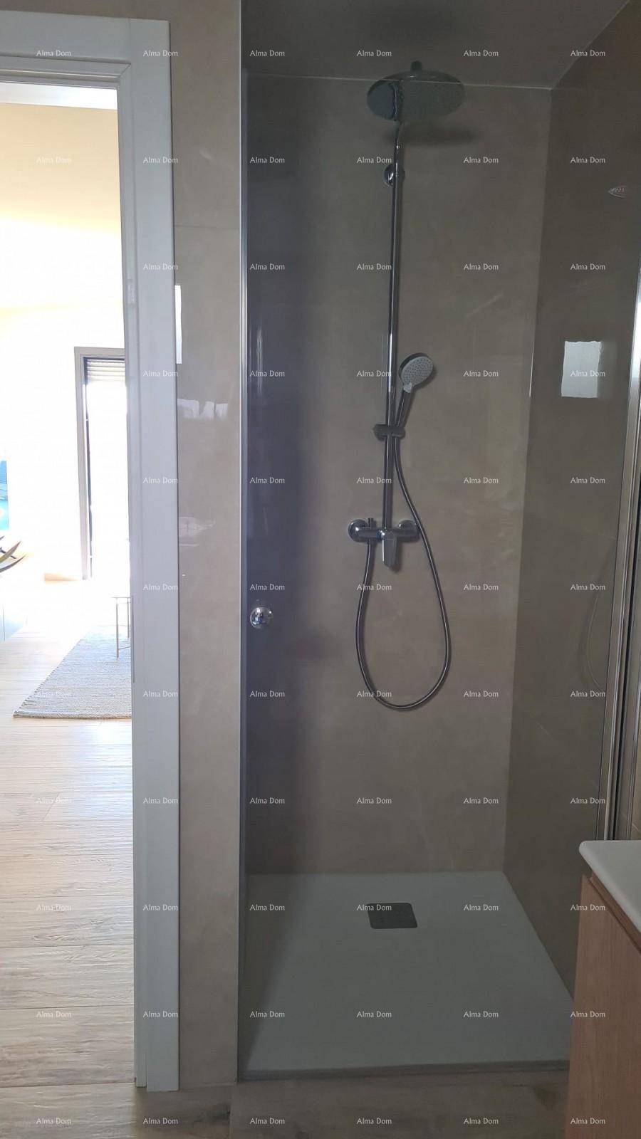 Modernes Badezimmer mit begehbarer Dusche und Regenduschkopf, hell gefliest.