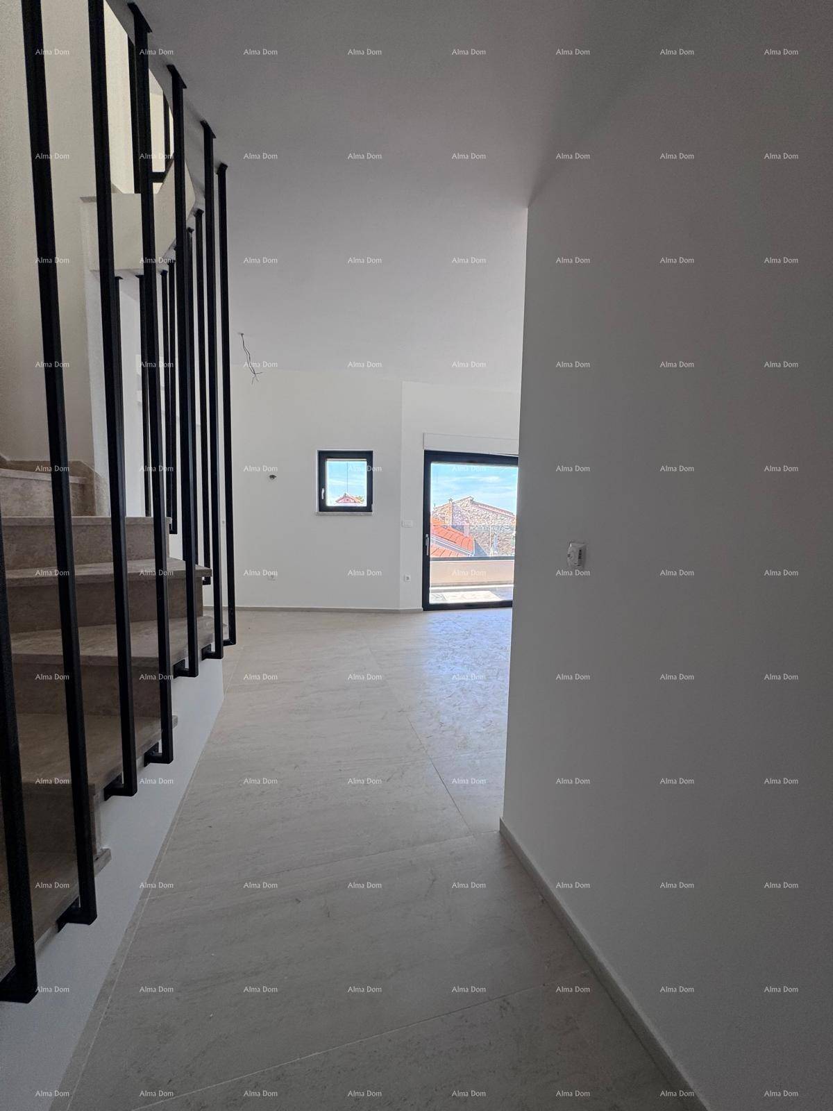 Moderner Flur mit hellgrauen Fliesen, weiß gestrichenen Wänden und einer stilvollen Treppe.