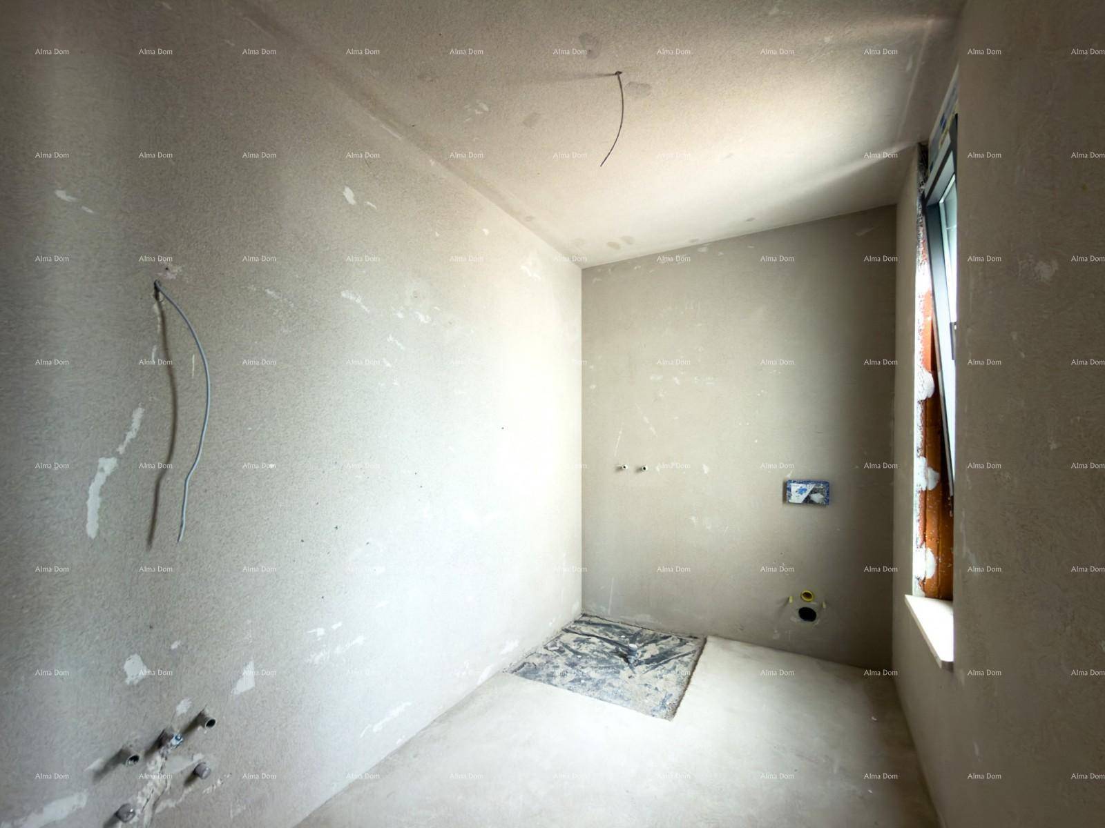 Unfertiges Badezimmer mit Rohinstallationen und einem Fenster, bereit für den Ausbau.