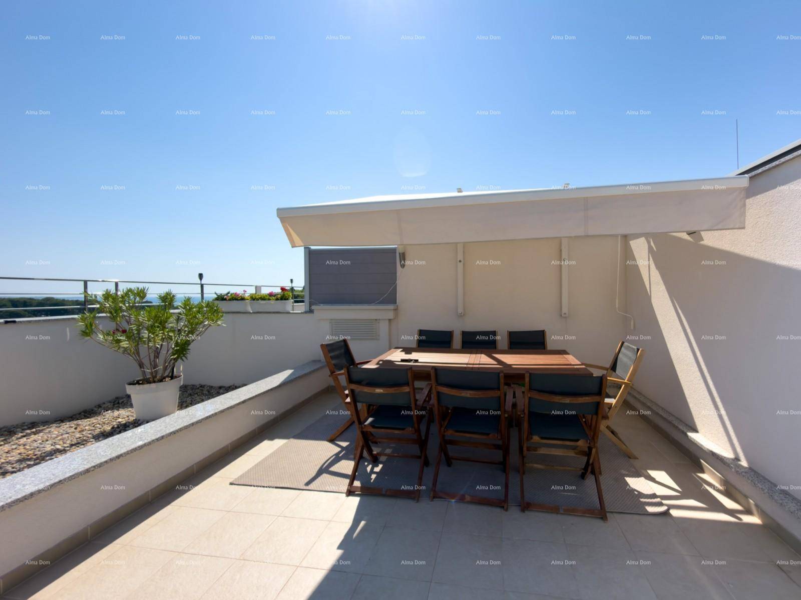 Großer Essbereich auf der Dachterrasse mit ausziehbarem Sonnenschutz und Blick ins Grüne.