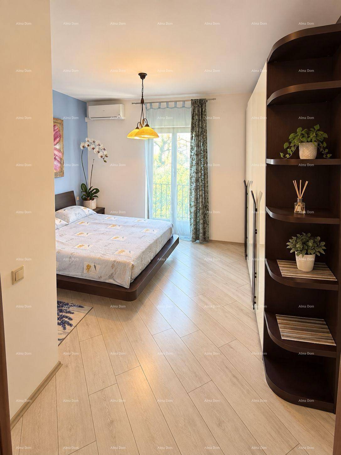 Helles Schlafzimmer mit modernem Bett, Einbauschrank und Zugang zu einem französischen Balkon.