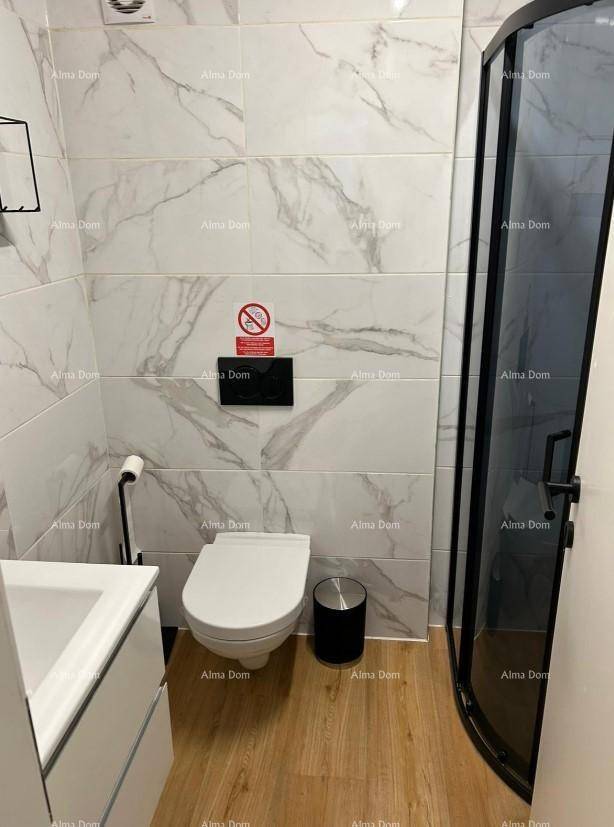 Modernes Badezimmer mit Duschkabine, wandhängendem WC und Marmorfliesen.