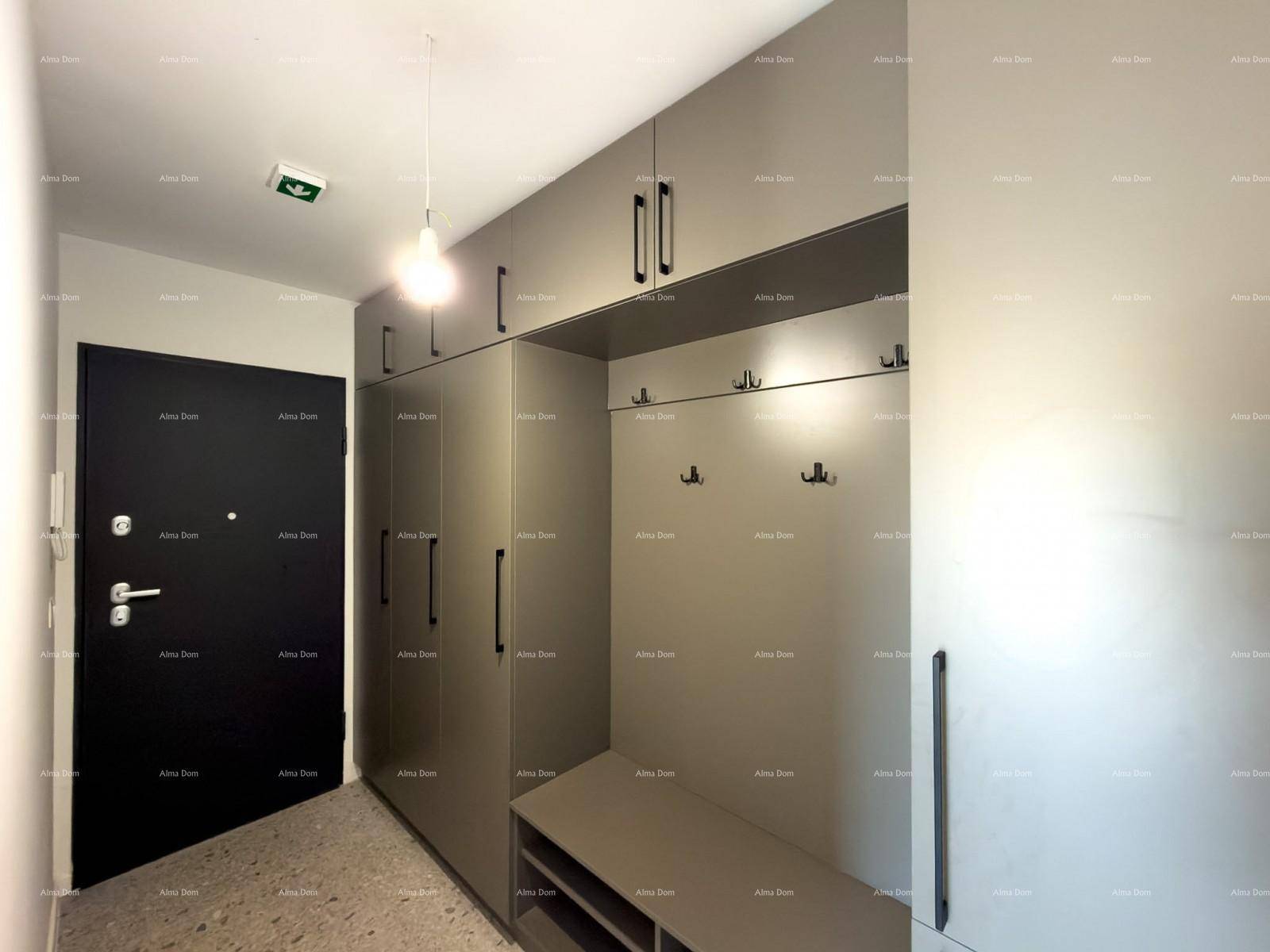 Eingangsbereich mit dunkler Sicherheitstür, integrierten Schränken und praktischer Garderobe.