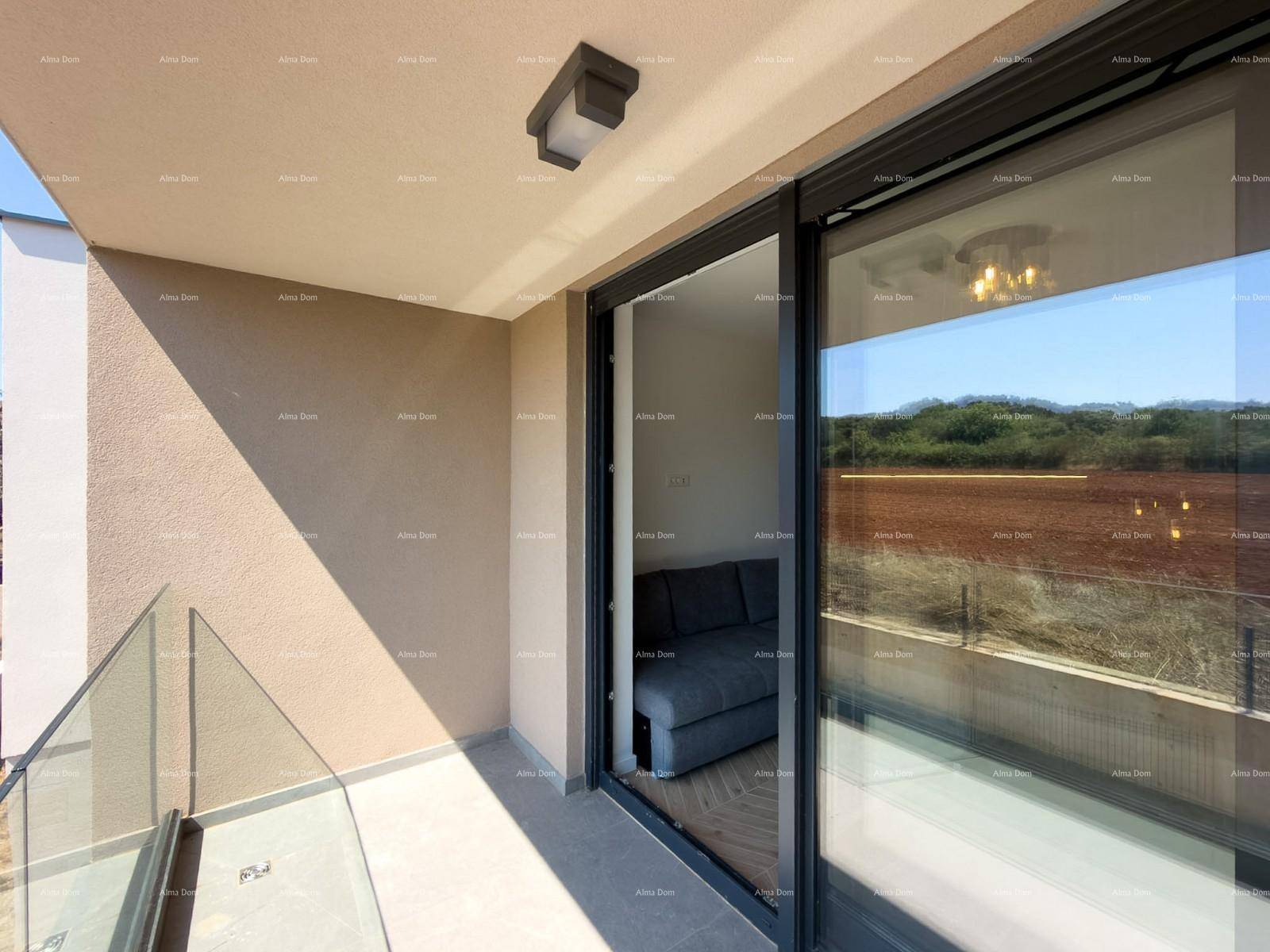 Sonniger Balkon mit großer Schiebetür und Glasgeländer, bietet Zugang zu einem gemütlichen Innenraum.