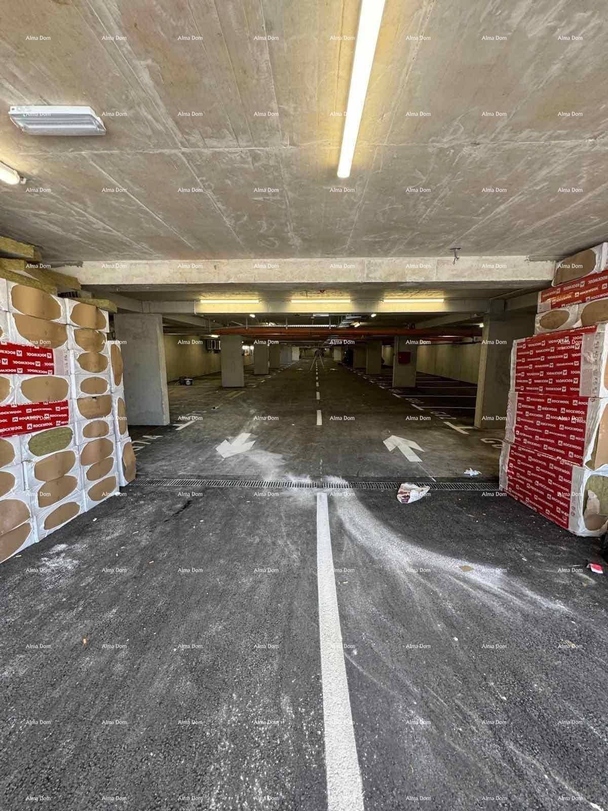 Tiefgarage mit Parkplatzmarkierungen und gelagerten Baumaterialien.