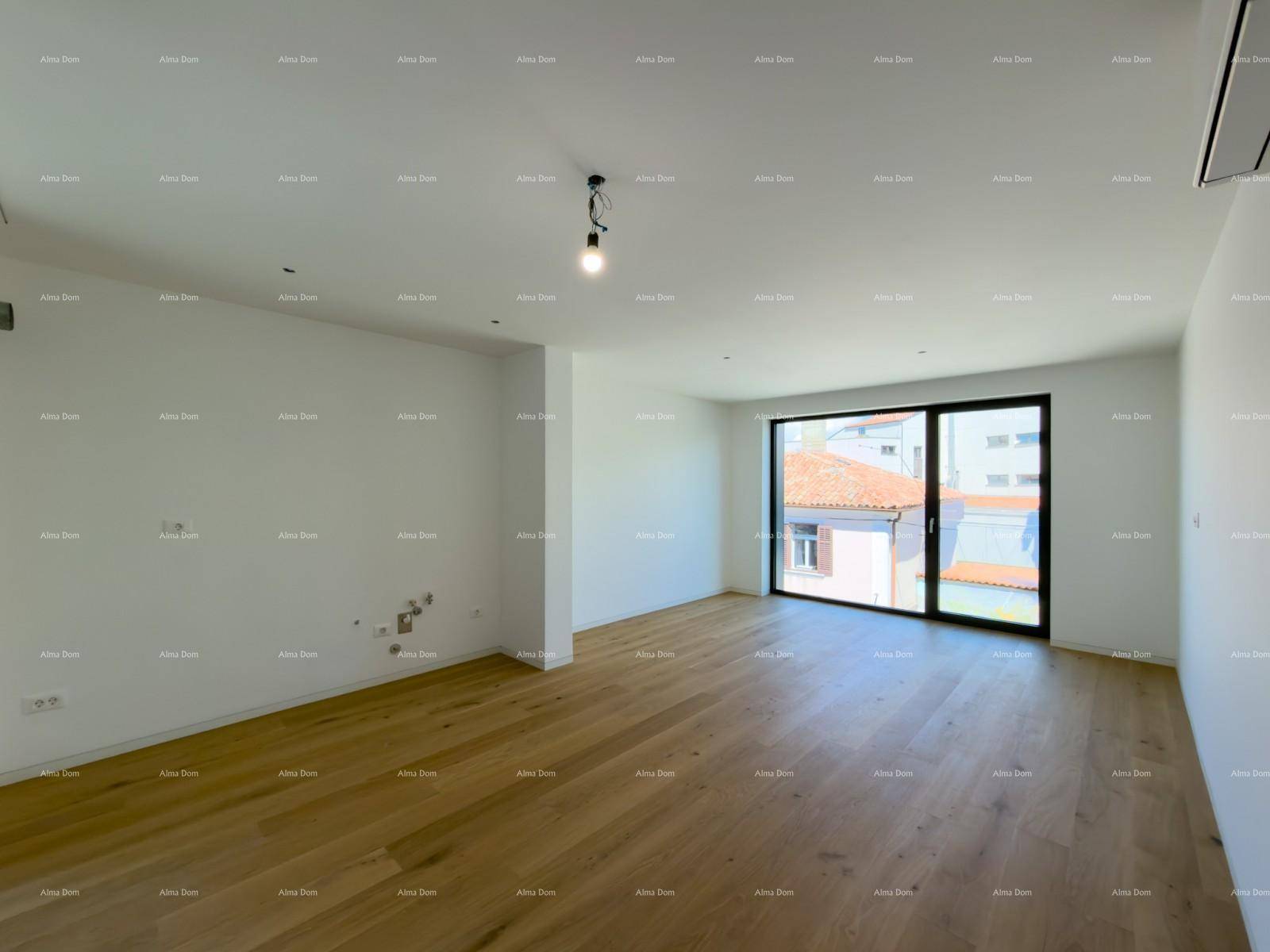 Heller Wohnbereich mit Holzboden und großen Fenstern, bietet einen weiten Blick über die Umgebung.