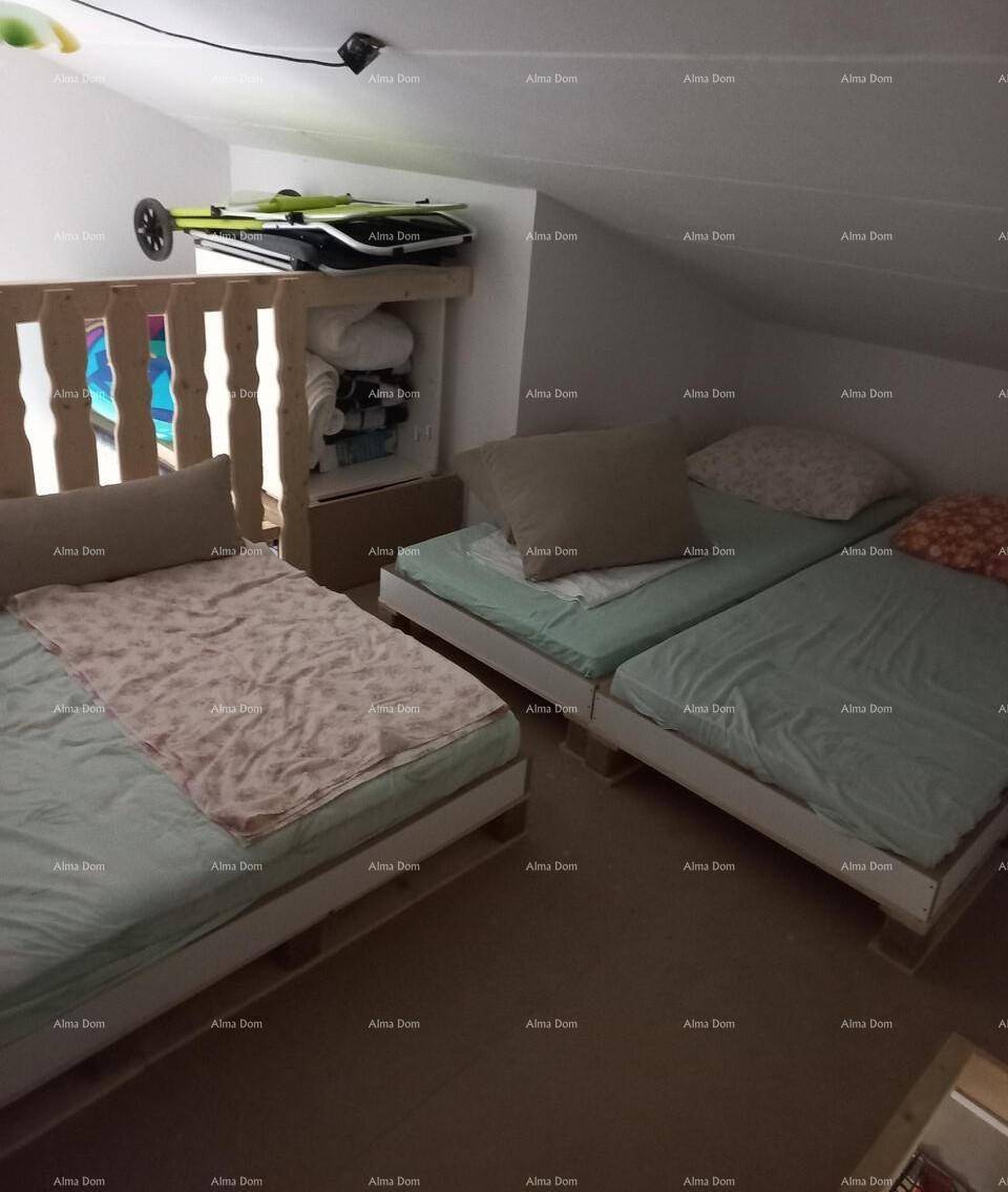 Schlafzimmer im Dachgeschoss mit mehreren Betten und Stauraum unter der Dachschräge.