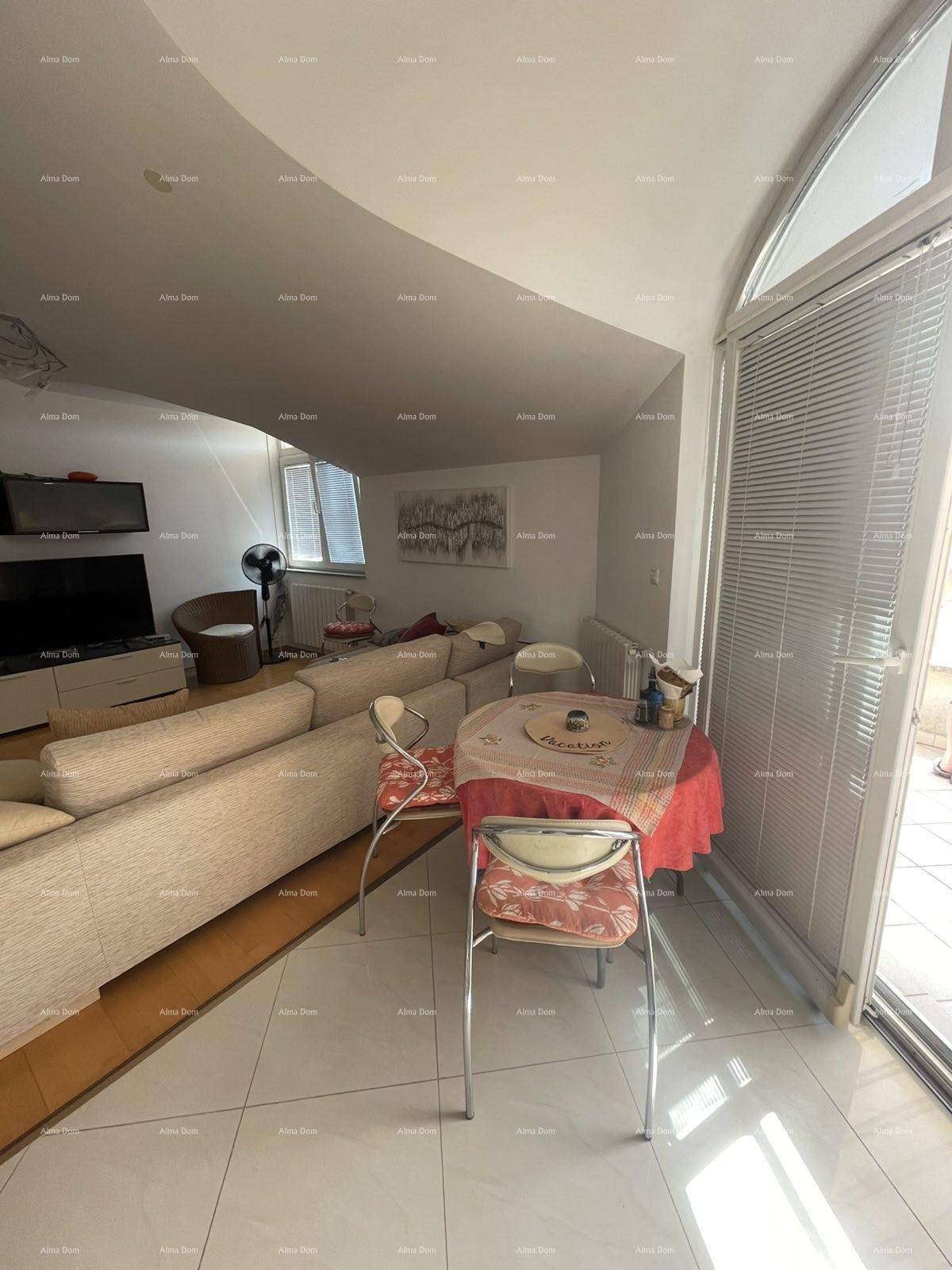 Offener Wohnbereich mit Essplatz, Holzboden und Zugang zum Balkon oder zur Terrasse.