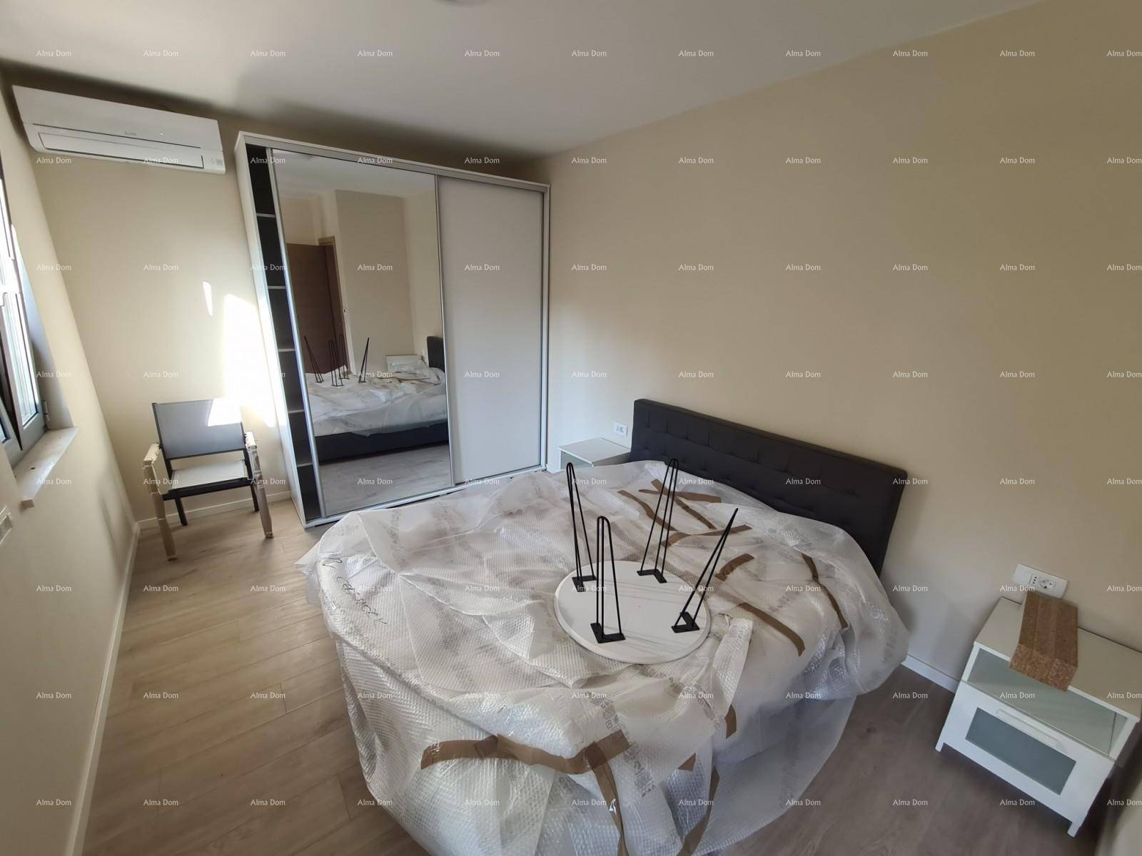 Schlafzimmer mit Doppelbett, Schiebetürenschrank und hellem Laminatboden.