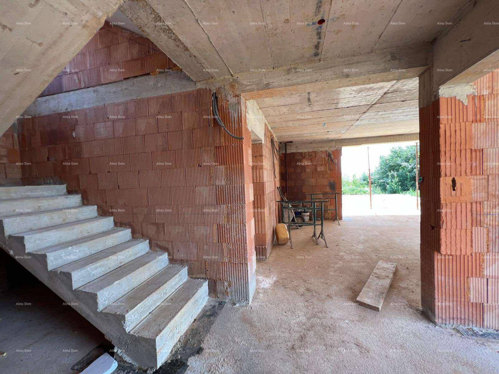 Treppenhaus im Rohbau mit Betontreppe und Ziegelwänden, bereit für den Innenausbau.