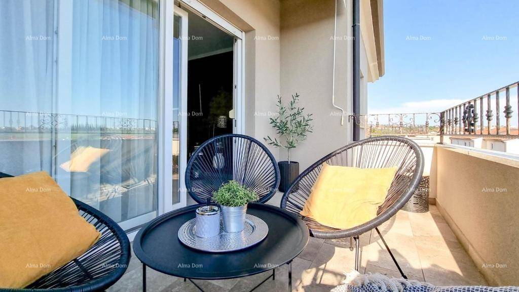 Sonniger Balkon mit bequemen Sitzmöbeln, Pflanzen und weitem Blick ins Grüne.