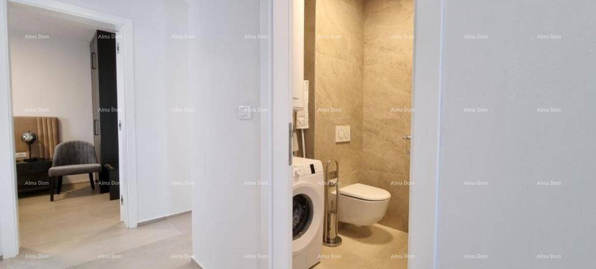 Praktischer Hauswirtschaftsraum mit Waschmaschine und Toilette, ideal für den täglichen Gebrauch.