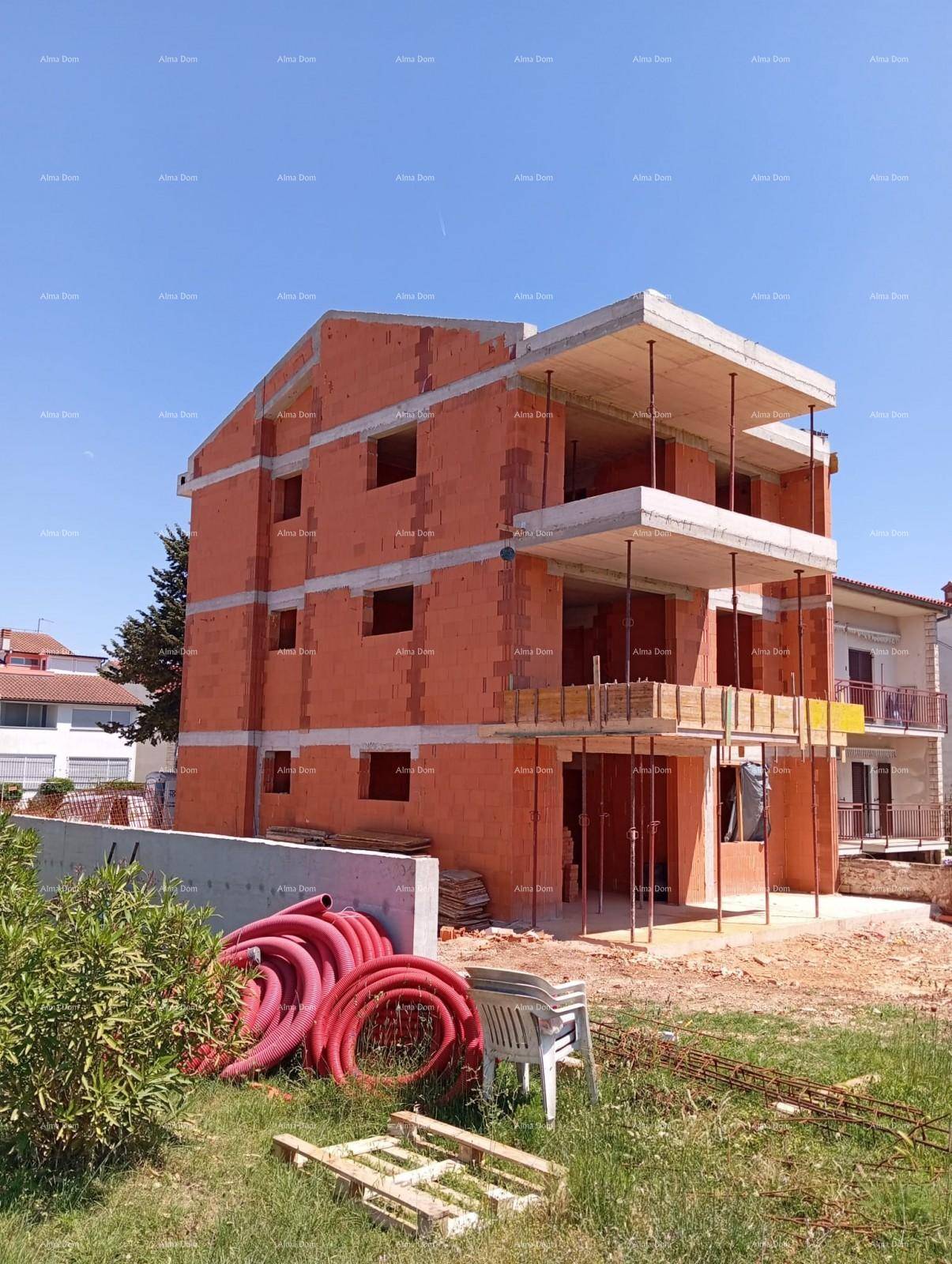 Rohbau eines Gebäudes mit Ziegelwänden, Betondecken und sichtbaren Baustoffen auf der Baustelle.