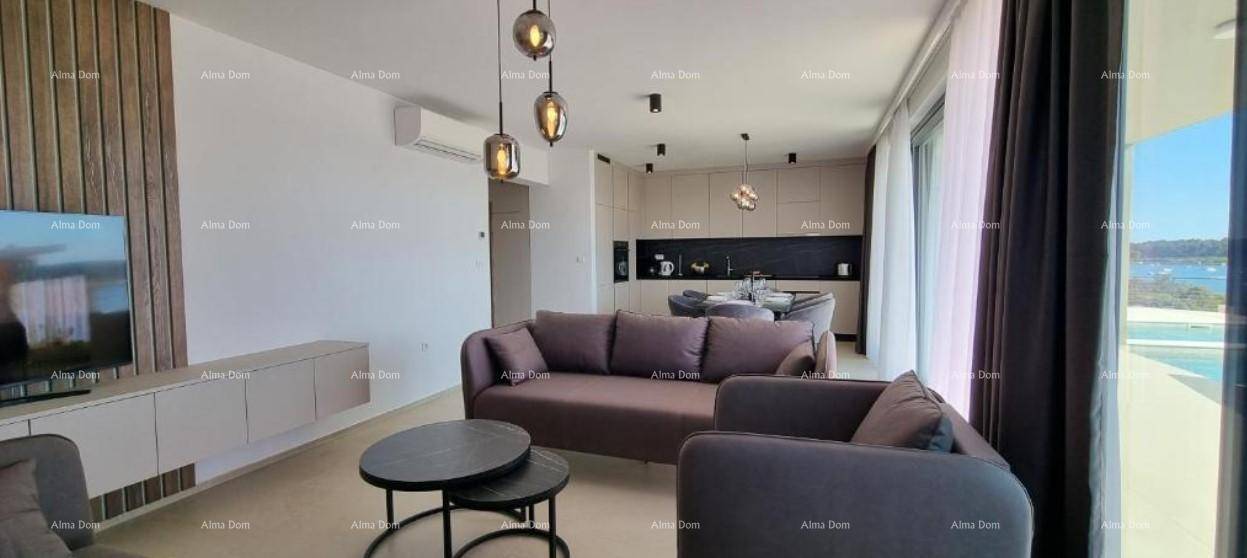 Offener Wohnbereich mit Sofa, TV-Möbel und integrierter Küche, mit Zugang zu einem Außenbereich mit Pool.