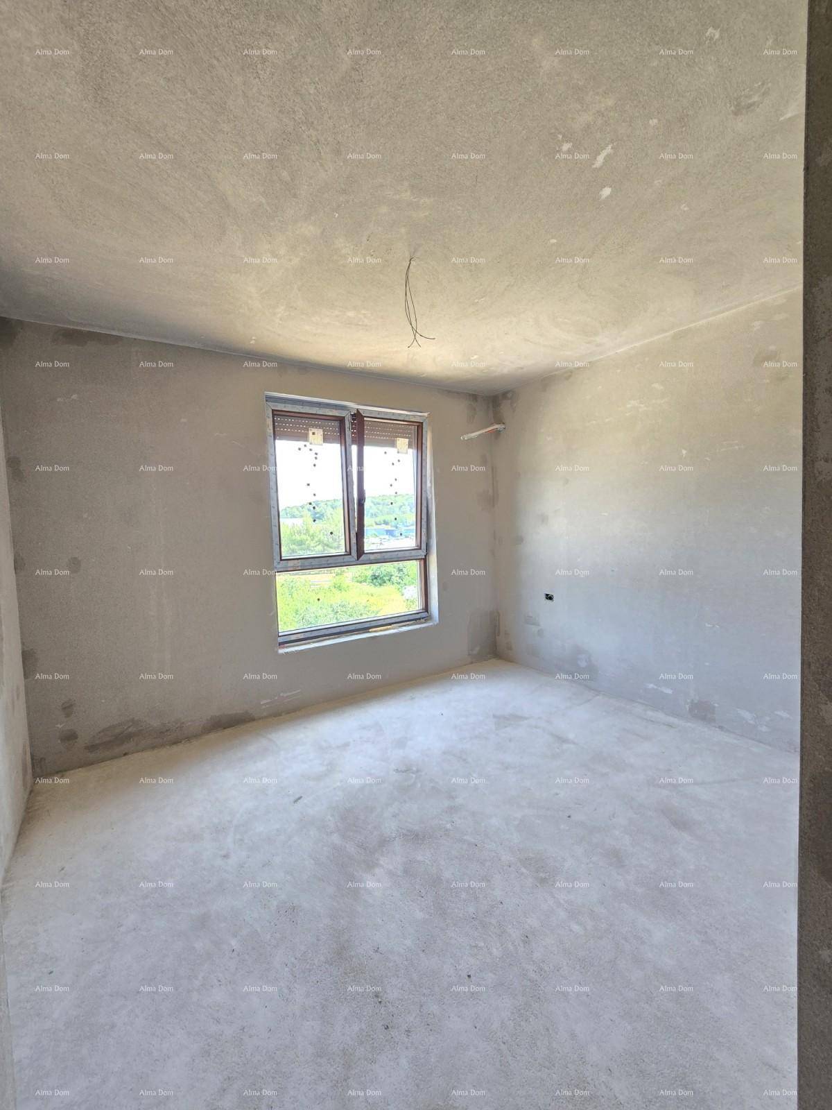 Unfertiges Schlafzimmer mit Betonboden und einem Fenster mit Blick ins Grüne.