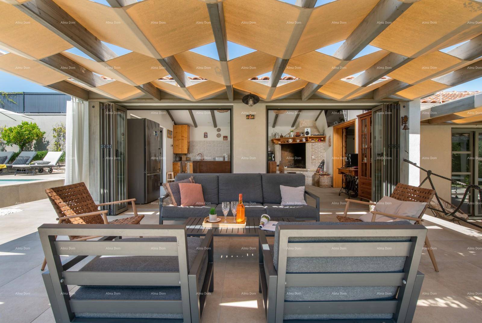 Offener Wohnbereich mit modernen Lounge-Möbeln und direktem Zugang zur Terrasse und zum Pool.