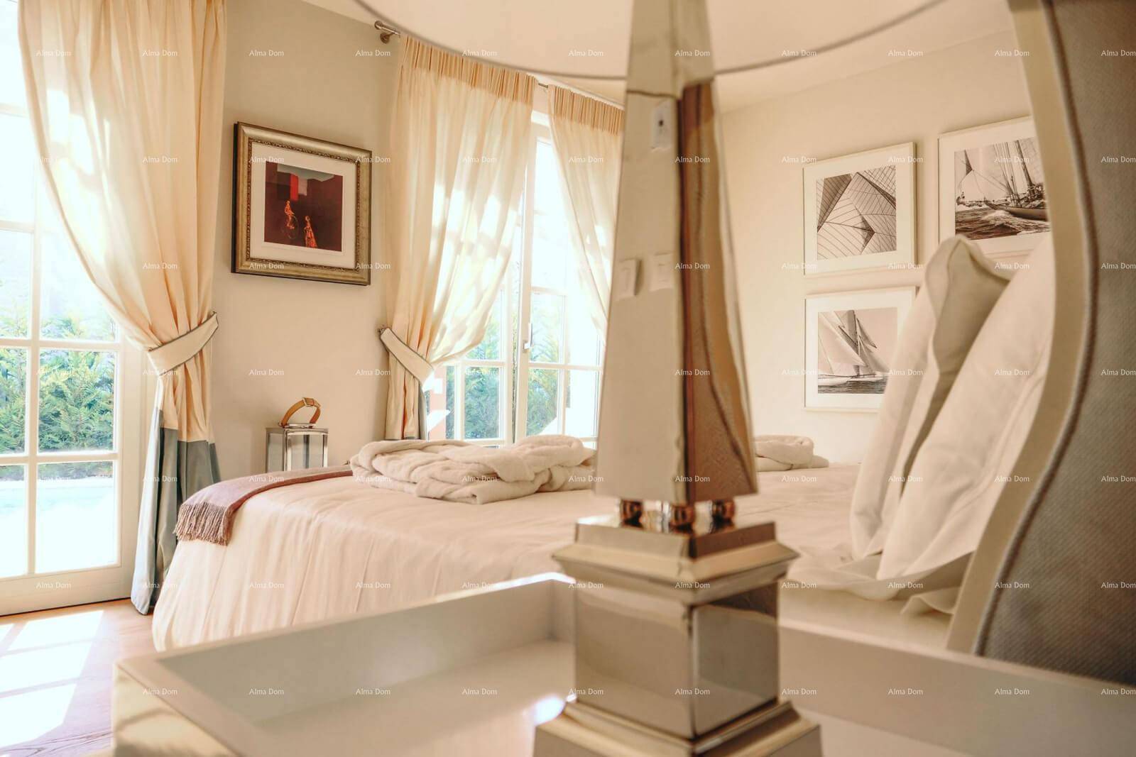 Helles Schlafzimmer mit Zugang zum Balkon, Holzboden und stilvoller Dekoration.