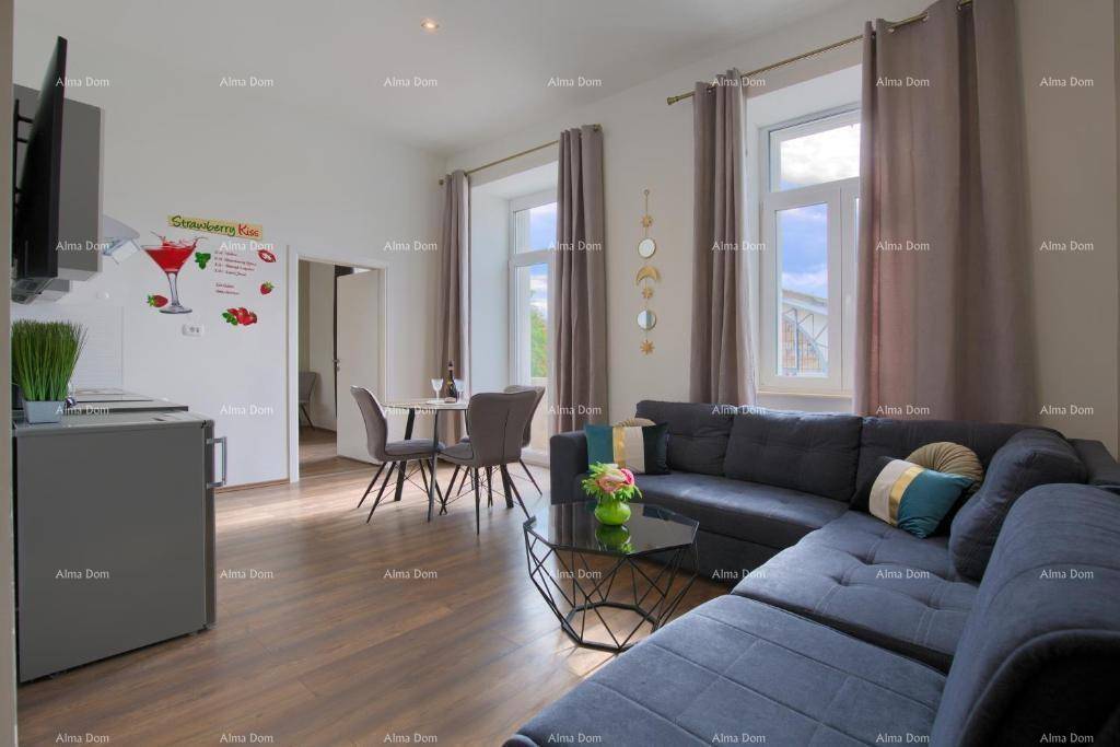Heller Wohnbereich mit Ecksofa, Essplatz und integrierter Küchenzeile, ideal für kleine Apartments.