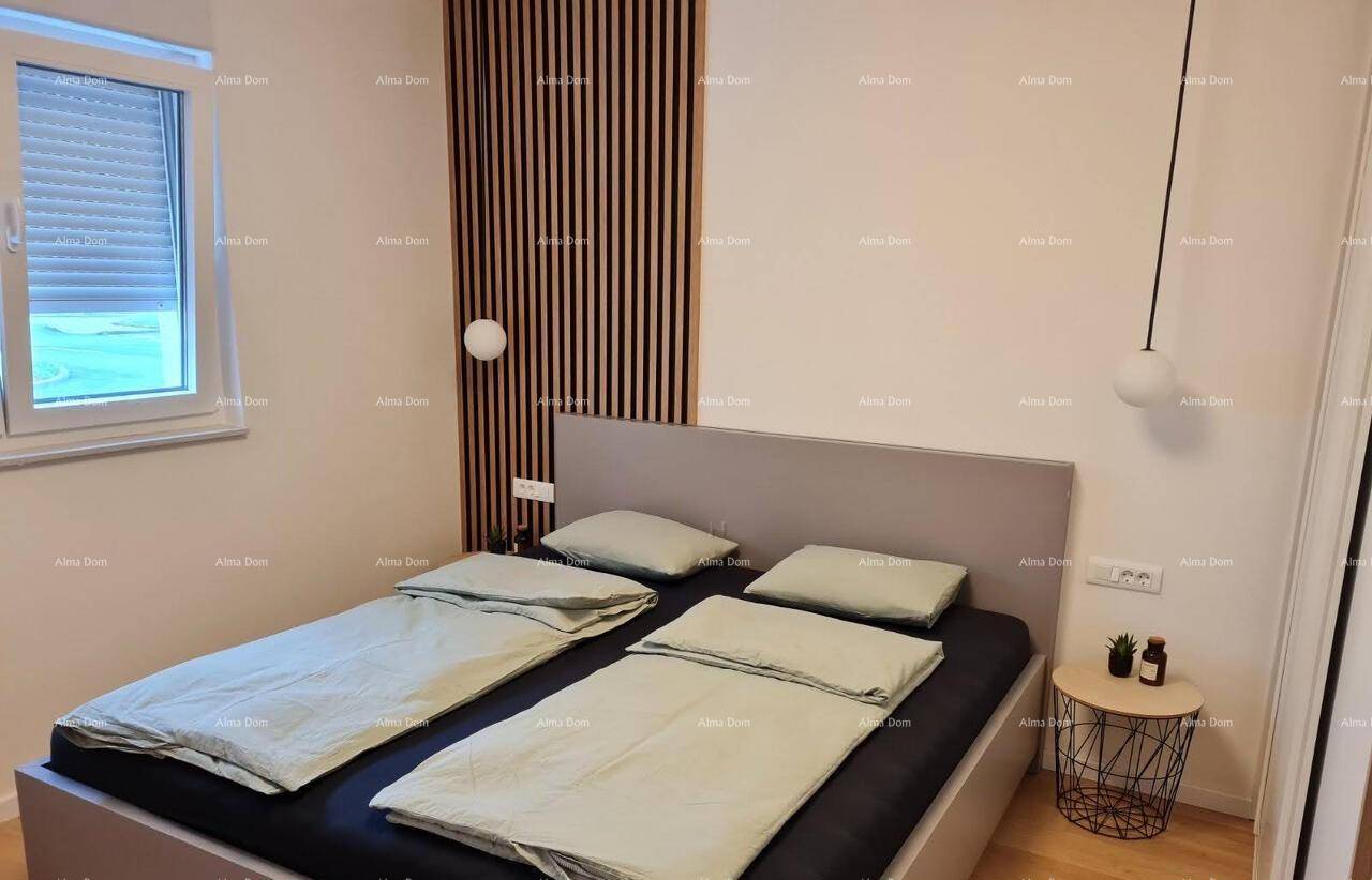 Helles Schlafzimmer mit zwei Einzelbetten, Holzlamellenwand und Fenster mit Rollladen.