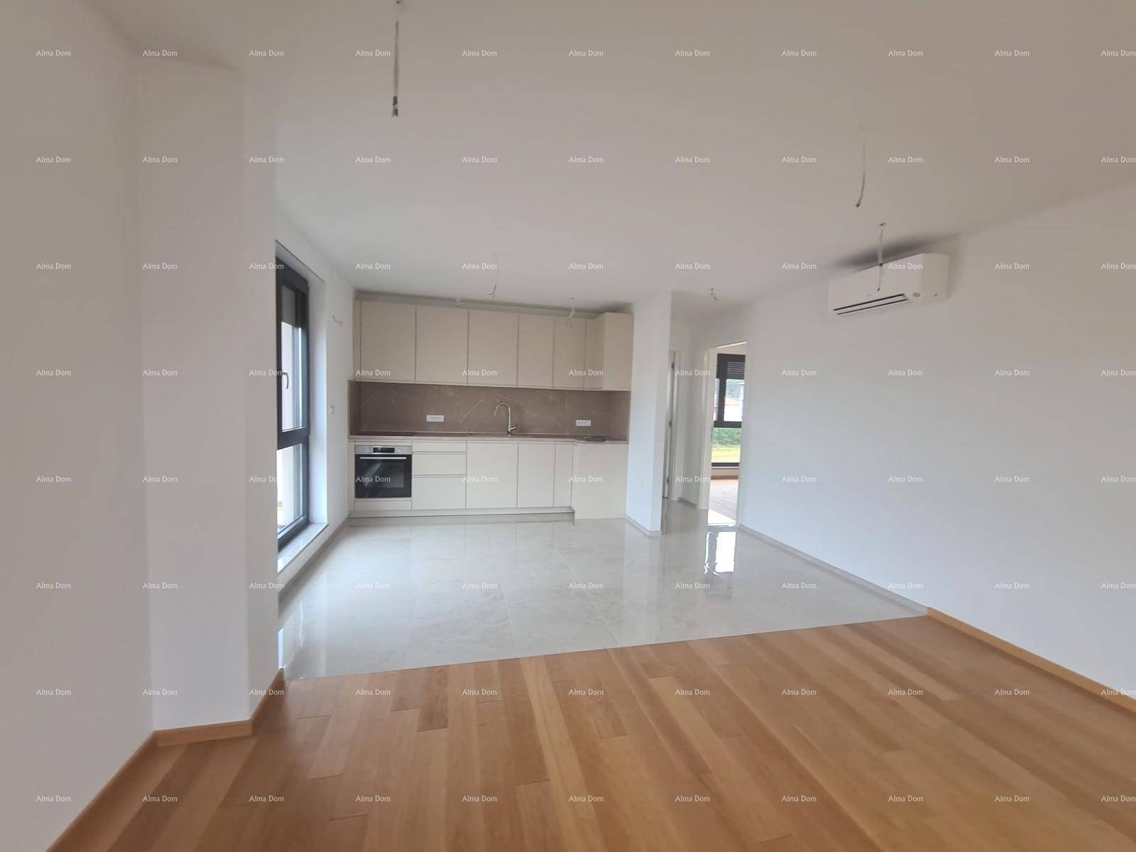 Geräumiger offener Wohnbereich mit moderner Küche, Holz- und Fliesenboden und viel Tageslicht.