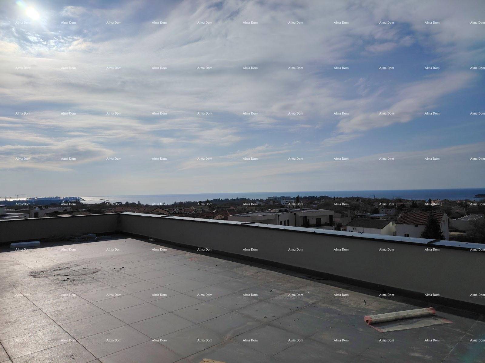 Flachdach mit weitem Blick über die Stadt und das Meer am Horizont.