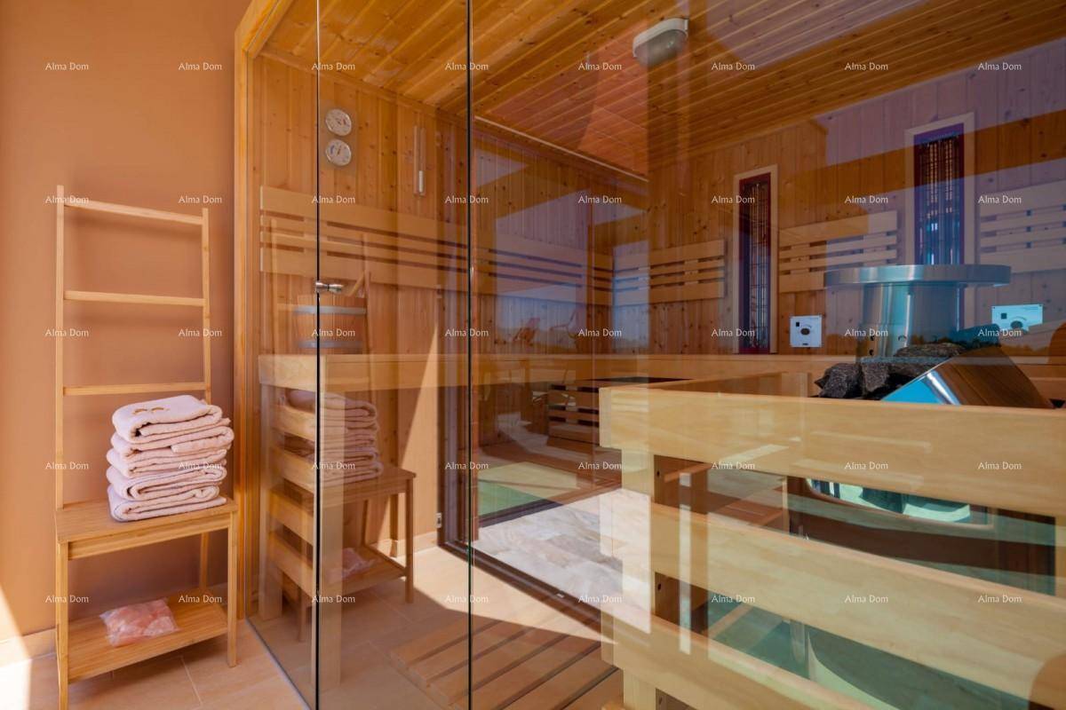 Moderne Sauna mit Holzbänken und Glasfront, bereit für entspannende Wellness-Momente.