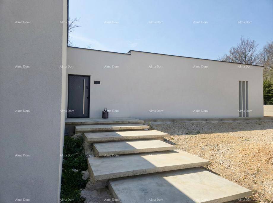 Moderner Hauseingang mit schwebenden Betonstufen und minimalistischer Fassadengestaltung unter strahlendem Himmel.