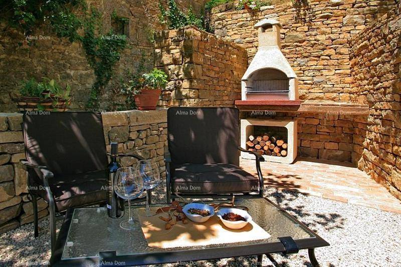 Gemütlicher Außenbereich mit Grillplatz, Steinwänden und Sitzgelegenheiten.