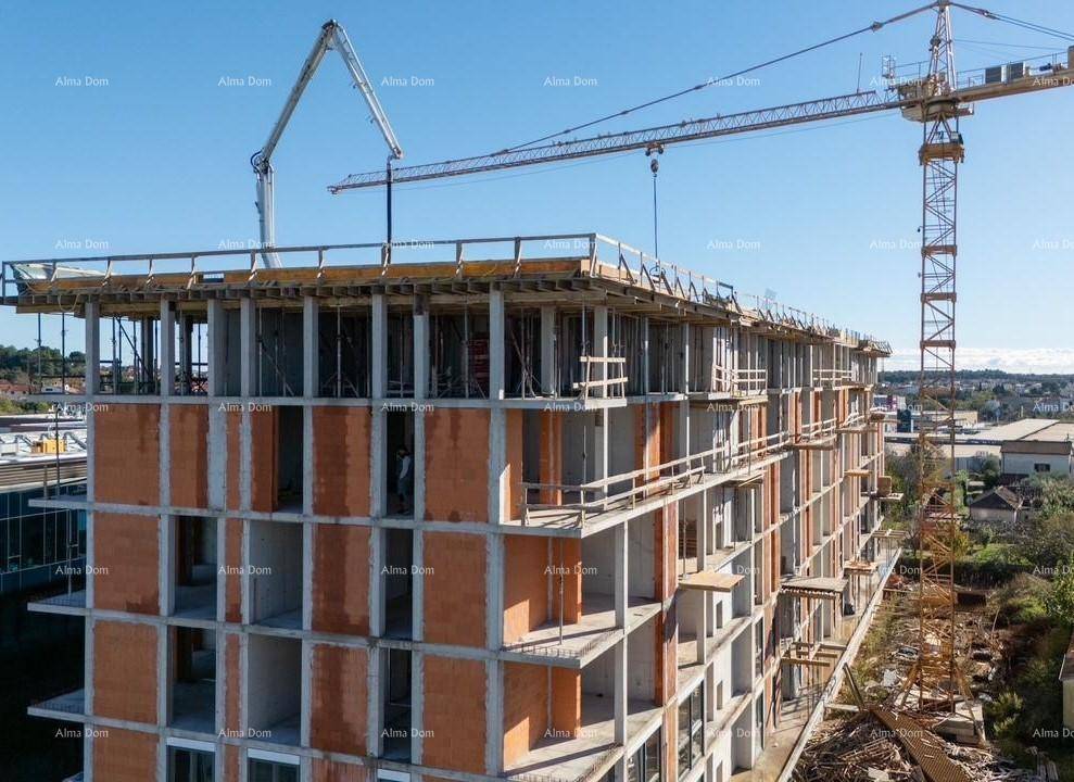 Das im Bau befindliche Gebäude mit seiner robusten Betonkonstruktion und den vorbereiteten Fensteröffnungen.