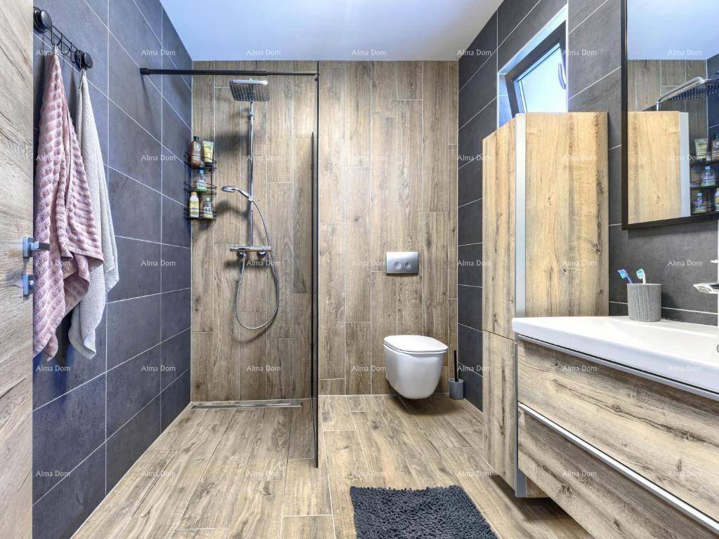 Modernes Badezimmer mit begehbarer Dusche, Hänge-WC und Holzoptik-Fliesen.