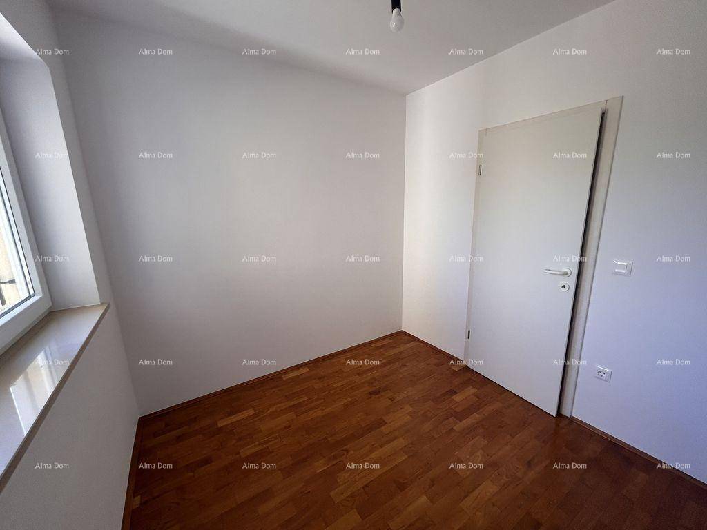 Gemütliches Zimmer mit Parkettboden und Dachschräge, ideal als Schlaf- oder Arbeitszimmer.