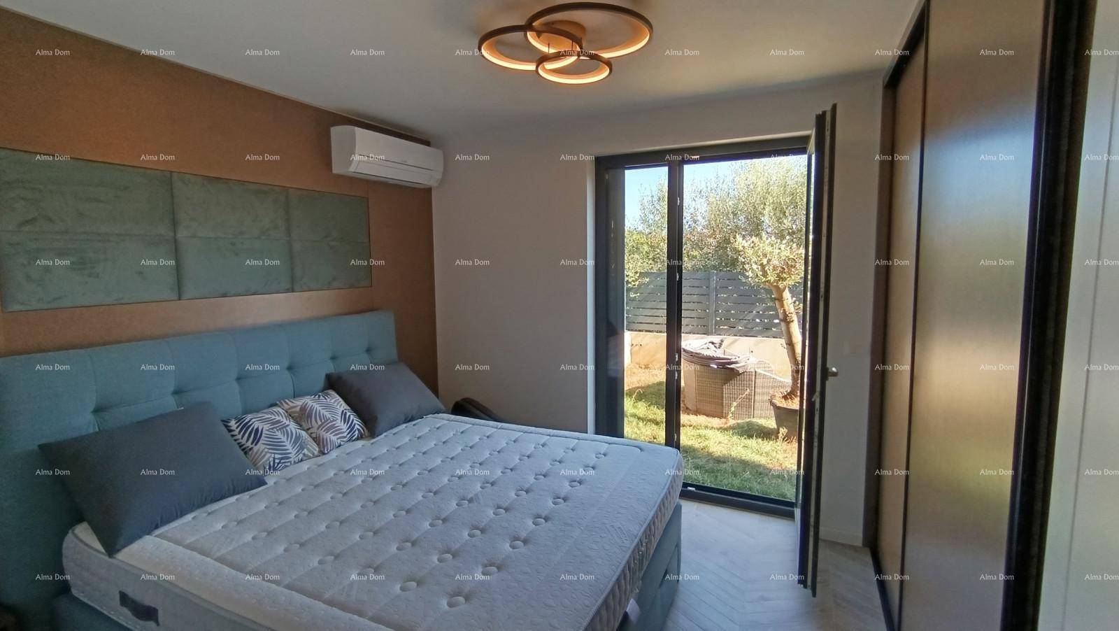 Modernes Schlafzimmer mit Doppelbett, Einbauschränken und direktem Zugang zum Garten.