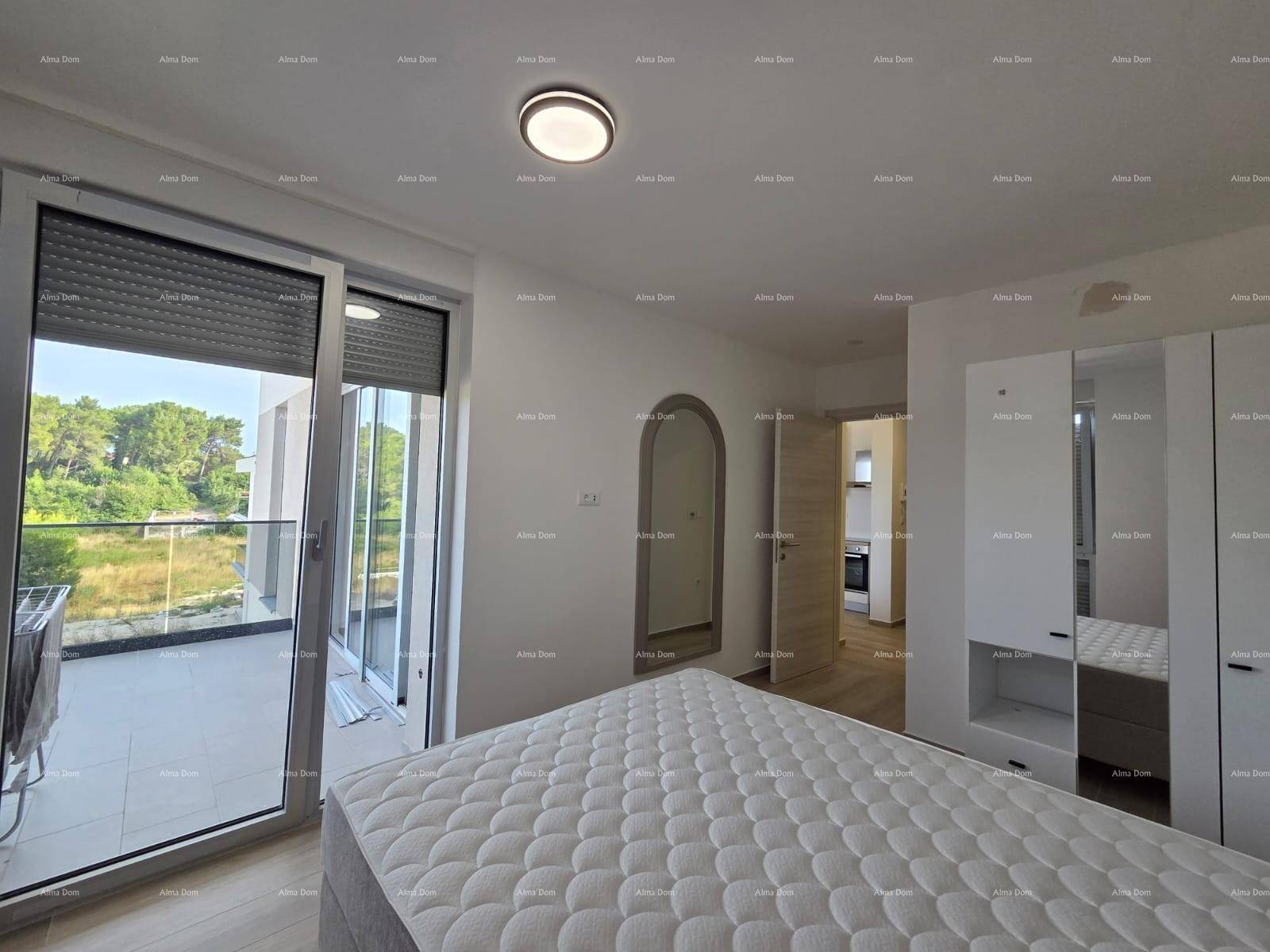 Schlafzimmer mit Doppelbett, Kleiderschrank und Zugang zu einem Balkon mit Aussicht.