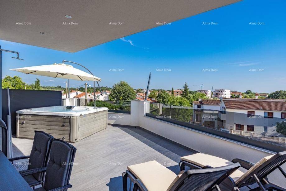 Sonniger Dachbereich mit Whirlpool und Liegestühlen, umgeben von einer weiten Aussicht.