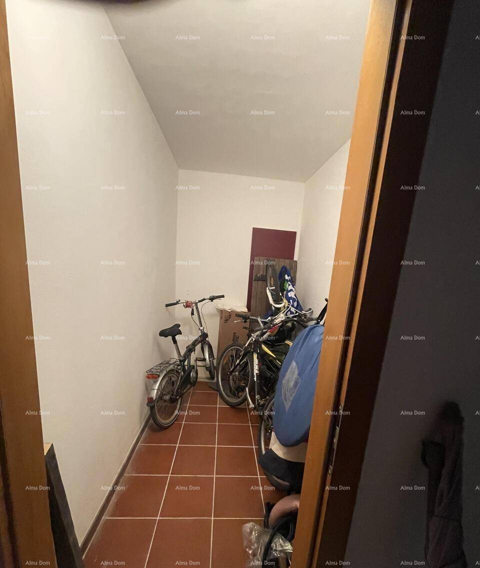 Praktischer Abstellraum mit Fliesenboden, der Platz für Fahrräder und weitere Gegenstände bietet.