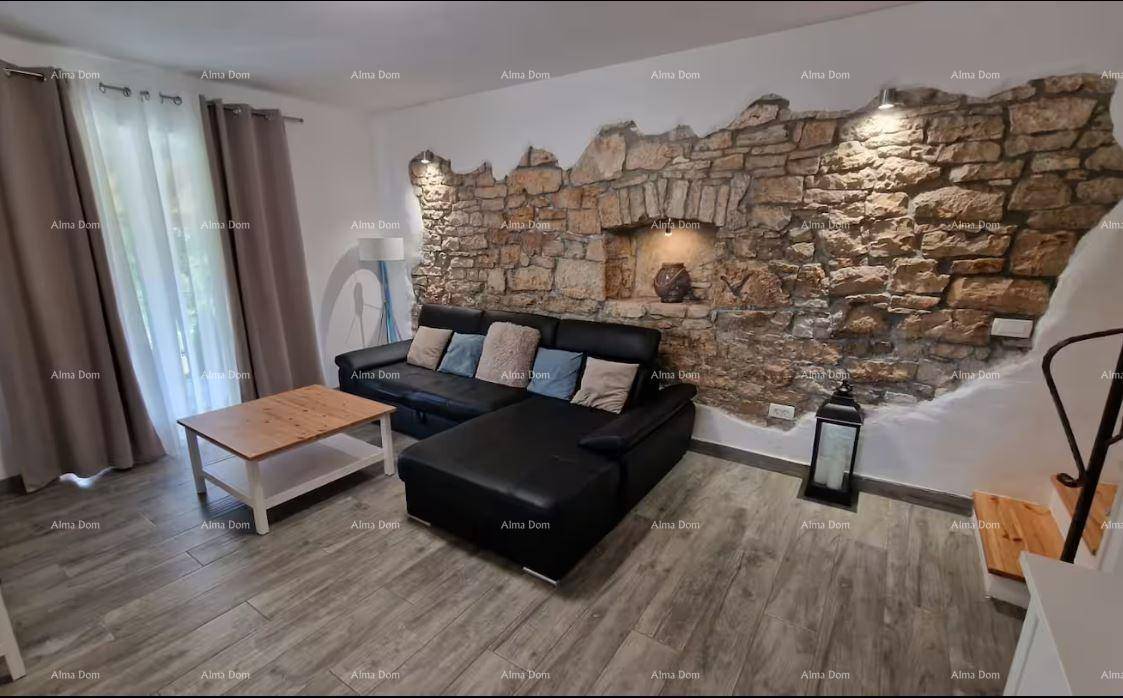 Gemütliches Wohnzimmer mit Ledersofa, Holztisch und einer dekorativen Steinwand.