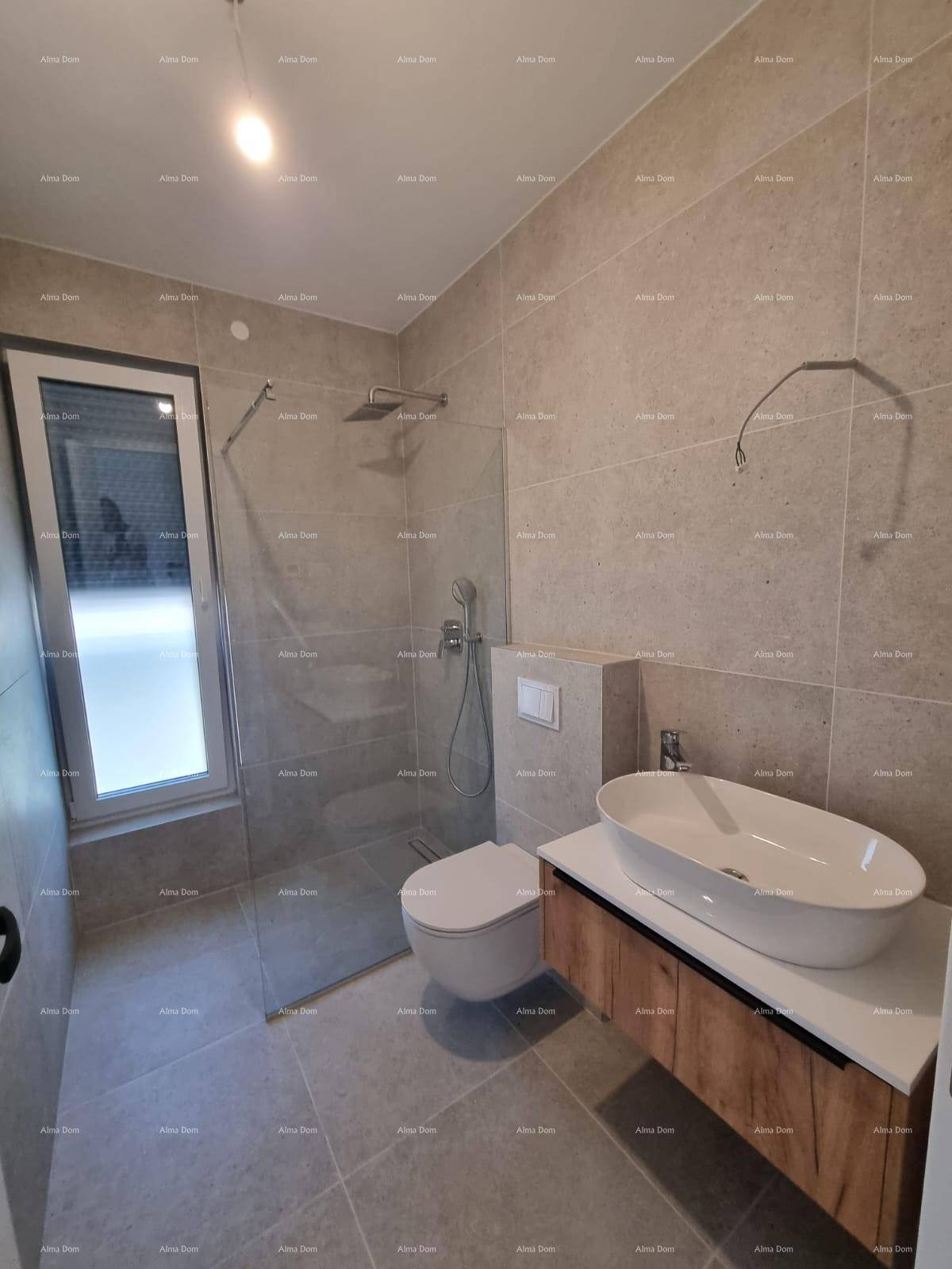 Modernes Badezimmer mit ebenerdiger Dusche, Wand-WC und stilvollem Waschtisch mit Aufsatzbecken.