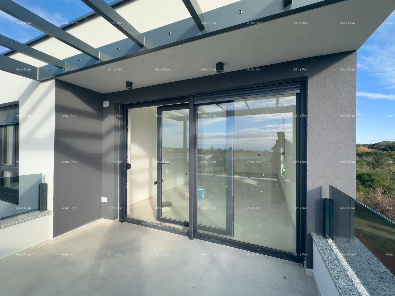 Moderner Balkon mit Glasgeländer und Schiebetüren, bietet Zugang zum Innenbereich.