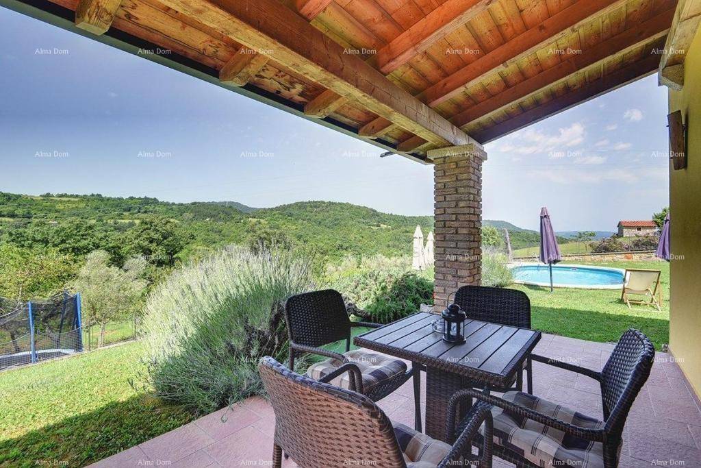 Gemütliche überdachte Terrasse mit Esstisch und Stühlen, bietet einen schönen Blick auf den Pool und die Landschaft.