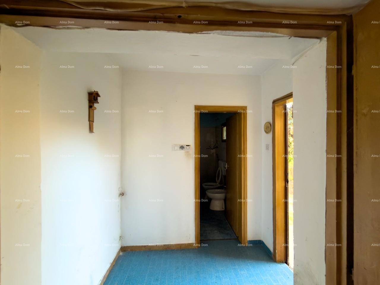 Kleiner Raum mit blauem Boden und Zugang zu einer Toilette, mit einfacher Ausstattung.