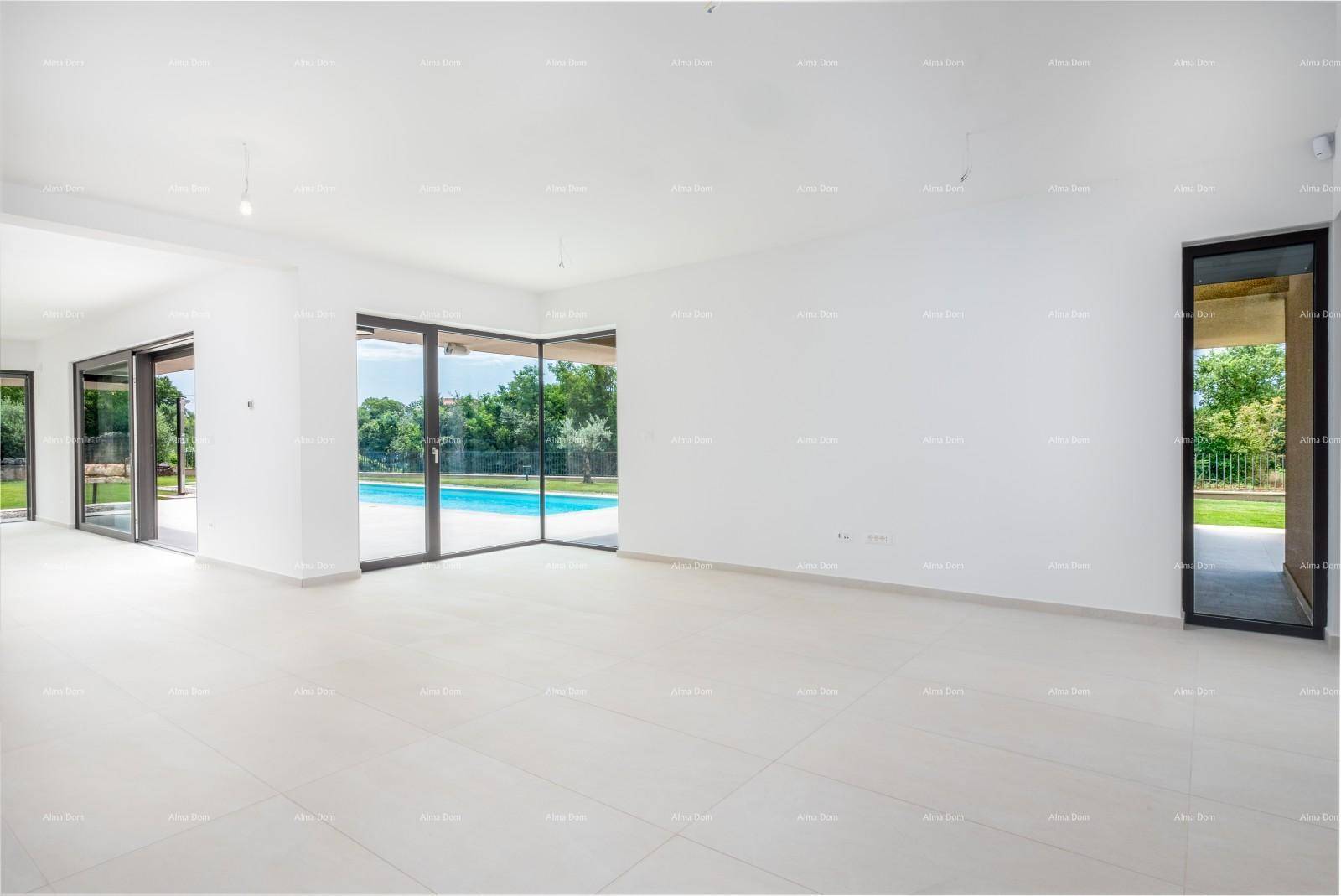Heller, offener Wohnbereich mit großen Fensterfronten und Blick auf den Garten und Pool.